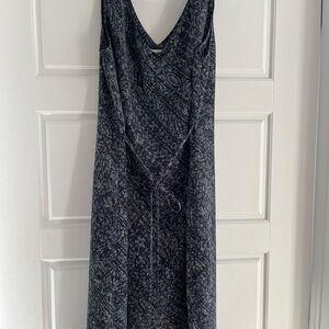 Vintage - Y2K Sleeveless Navy Patterned V-Neck Dress Northern Reflections